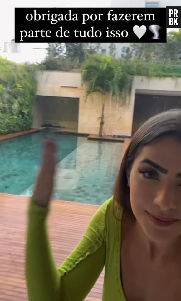 Jade Picon tem piscina com deck de madeira em mansão