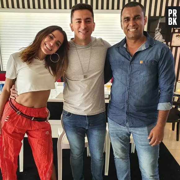 Anitta mostra que Renan escaparia da briga, enquanto o mais velho, Felipe, a defenderia se fosse preciso