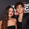 Olivia Rodrigo e Joshua Bassett, de "High School Musical: The Musical: The Series", posam juntos em premiere da 3ª temporada e chocam fãs