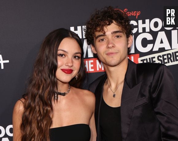 Olivia Rodrigo e Joshua Bassett, de "High School Musical: The Musical: The Series", posam juntos em premiere da 3ª temporada e chocam fãs