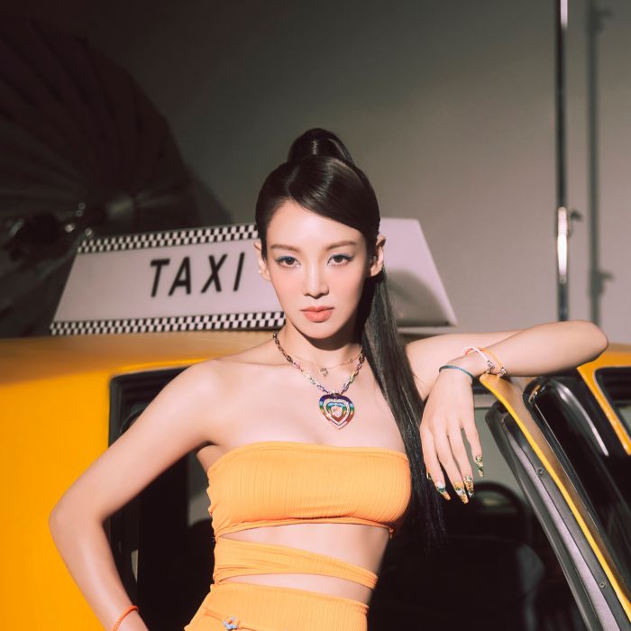 Girls&#039; Generation: amarelo de Hyoyeon combina com taxi de photoshoot