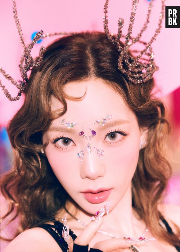 Girls' Generation: Taeyeon foi com adereços brilhosos em outro photoshoot