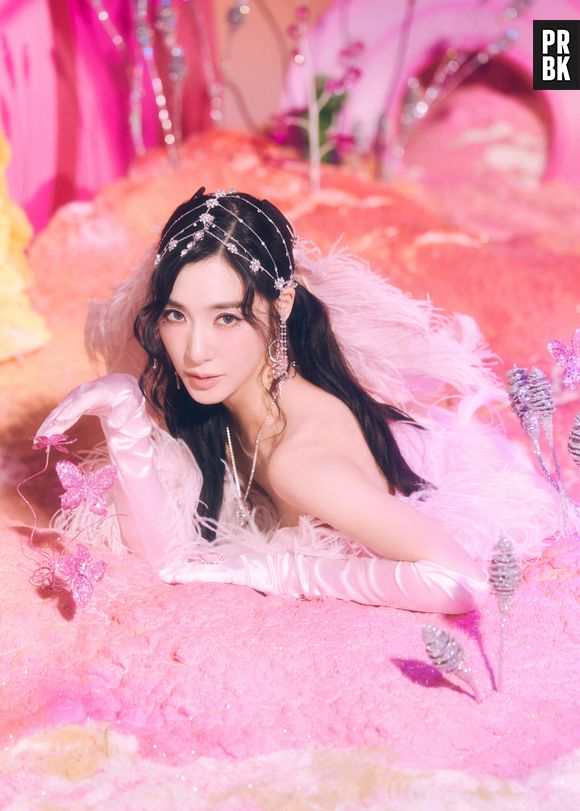 Girls' Generation: Tiffany apostou em luvas e tons rosados