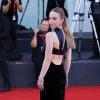 Sydney Sweeney foi com recortes nas costas para o Festival de Veneza