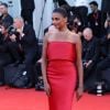 Festival de Veneza: Simone Ashley, de "Bridgerton", foi com vestido vermelho