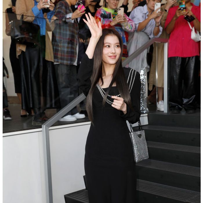 Sana, integrante do TWICE, prestigia desfile da Prada na Semana de Moda de Milão