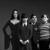 Mortícia (Catherine Zeta-Jones), Wandinha (Jenna Ortega), Gomez (Luis Guzmán) e Pugsley (Isaac Ordonez) formam a família Addams de "Wandinha"