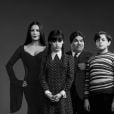    Mortícia ( Catherine Zeta-Jones ), Wandinha (Jenna Ortega), Gomez ( Luis Guzmán ) e  Pugsley ( Isaac Ordonez ) formam a família Addams de "Wandinha"  