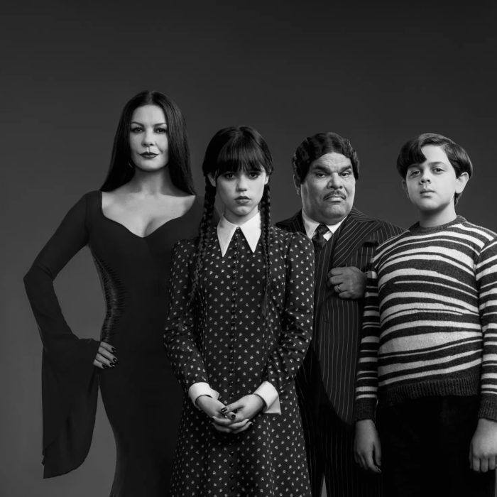    Mortícia ( Catherine Zeta-Jones ), Wandinha (Jenna Ortega), Gomez ( Luis Guzmán ) e  Pugsley ( Isaac Ordonez ) formam a família Addams de &quot;Wandinha&quot;  