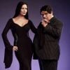 Mortícia (Catherine Zeta-Jones) e Gomez (Luis Guzmán) em "Wandinha"