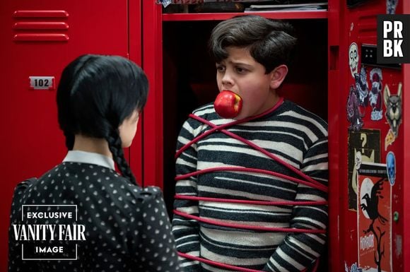 Wandinha (Jenna Ortega) e Pugsley (Isaac Ordonez) na Escola Nunca Mais em "Wandinha"