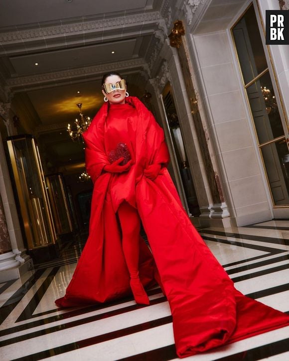 Gkay assistiu ao desfile da Balenciaga na Semana de Moda de Paris 