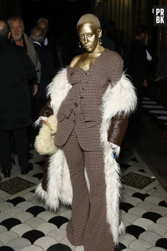 Paris Fashion Week: Doja Cat apareceu pintada de dourado em evento