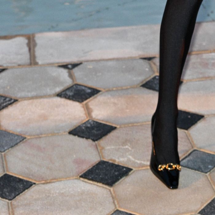 Paris Fashion Week:  Natalia Dyer, de &quot;Stranger Things&quot;, com look all-black para Saint Laurent 