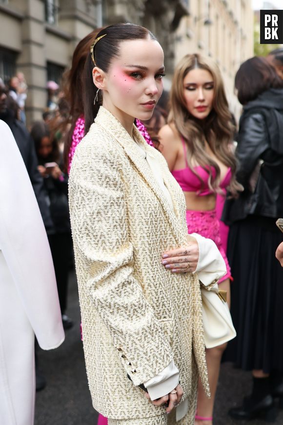 Paris Fashion Week: Dove Cameron apostou em make rosa marcante