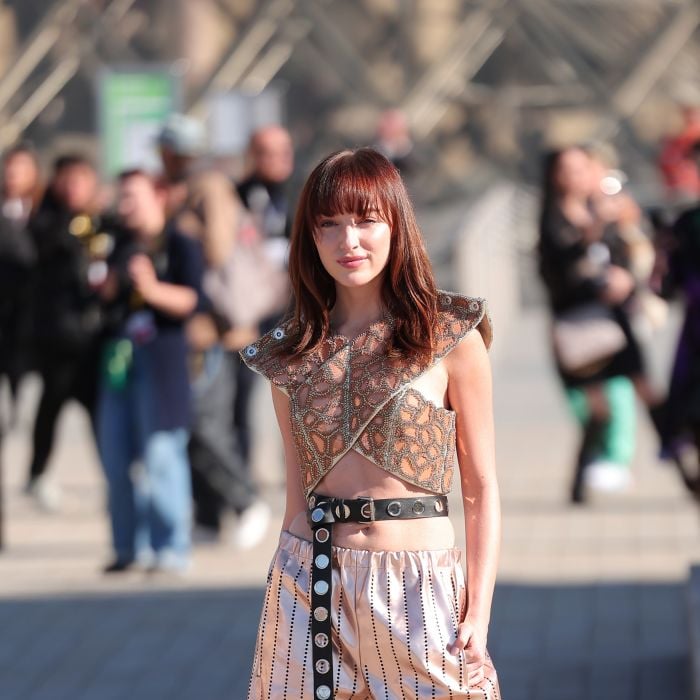 Paris Fashion Week:  Phoebe Dynevor, de &quot;Bridgerton&quot;, em evento da Louis Vuitton 
