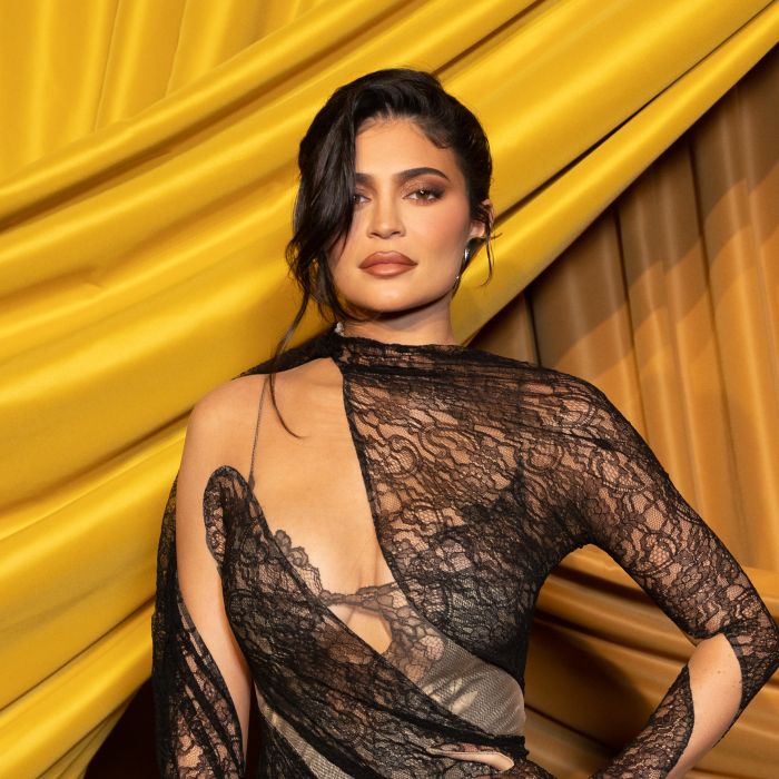 Paris Fashion Week: Kylie Jenner apostou em rendas e transparência para um dos looks