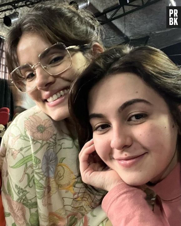 Após ano complicado, fãs de Klara Castanho ficam felizes de ver atriz celebrando aniversário no set de filmagens de "De Volta aos 15"