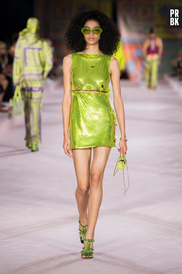 Vestido é da coleção de Primavera / Verão 2022 da Versace