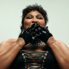 Lizzo usa looks pretos e vermelhos em novo photoshoot para Vanity Fair