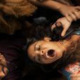 Brisa foge após ser atacada por multidão na novela "Travessia"