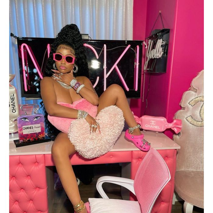 Bem Barbiecore, Nicki Minaj apareceu com Crocs rosas