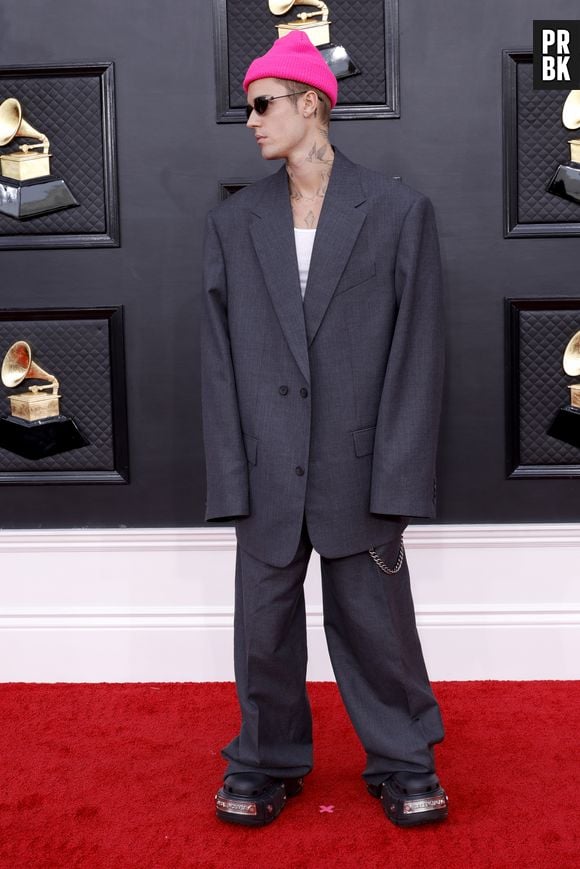 Justin Bieber escolheu Crocs para tapete vermelho do Grammy de 2022