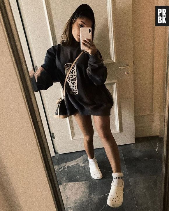 Ariana Grande também usou Crocs em look icônico de anos atrás