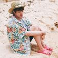 Jin, do BTS, usou Crocs em look icônico na praia