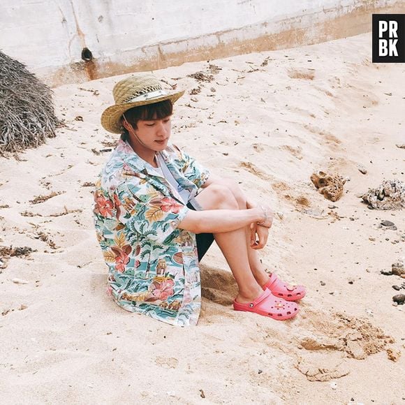 Jin, do BTS, usou Crocs em look icônico na praia