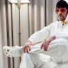 Bad Bunny usou look monocromático branco com Crocs