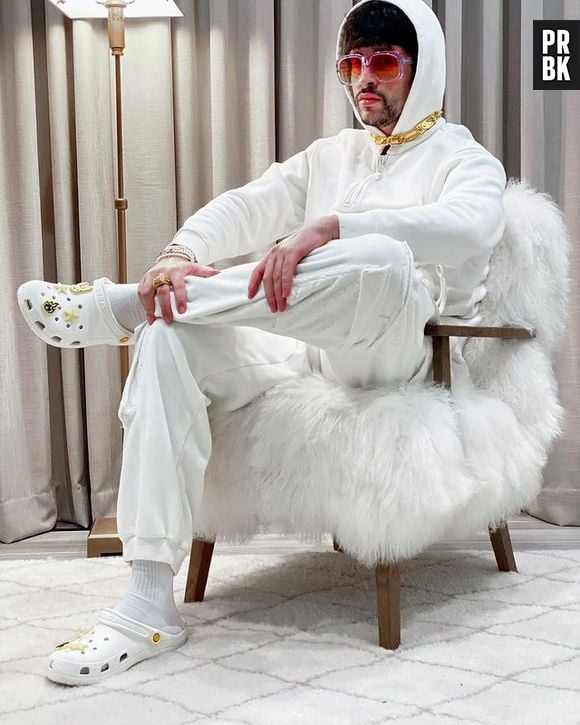 Bad Bunny usou look monocromático branco com Crocs