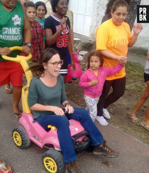 Susana Naspolini já andou de bicicleta, skate e brinquedos infantis para ilustrar os problemas relatados pelos moradores nas suas matérias