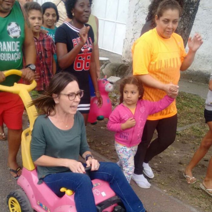 Susana Naspolini já andou de bicicleta, skate e brinquedos infantis para ilustrar os problemas relatados pelos moradores nas suas matérias