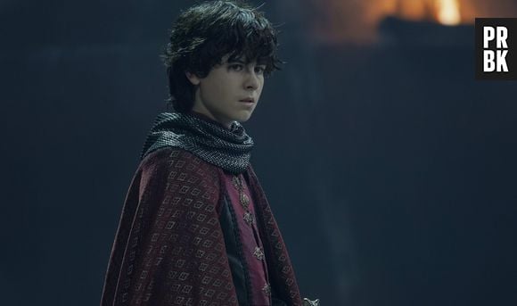 Em "Fogo & Sangue", Aemond Targaryen (Ewan Mitchell) tem a intenção de usar seu dragão para matar o sobrinho, Lucerys Velaryon (Elliot Grihault)