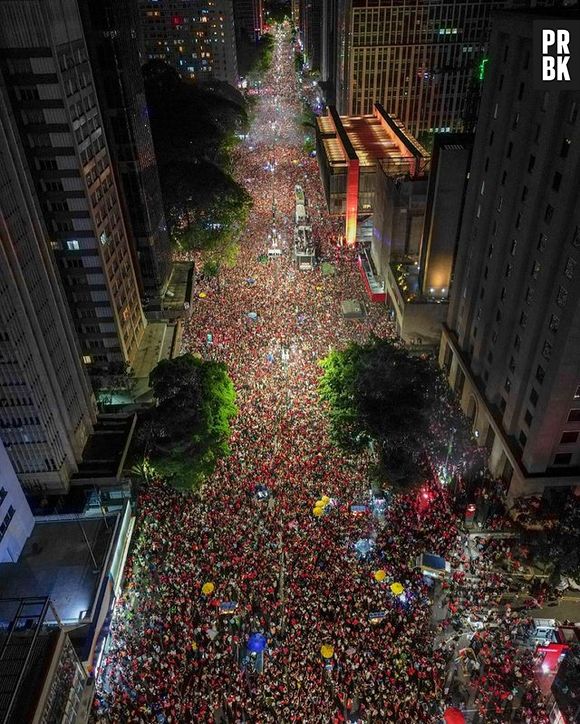 Lula foi à Avenida Paulista, em São Paulo, comemorar a vitória