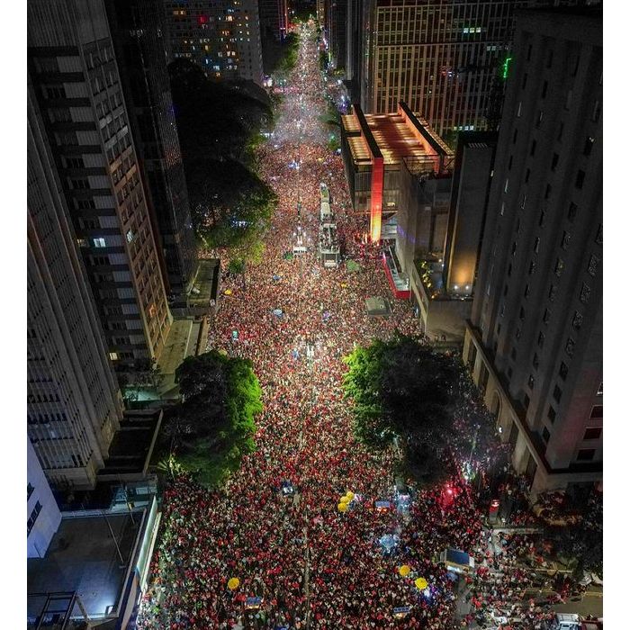 Lula foi à Avenida Paulista, em São Paulo, comemorar a vitória