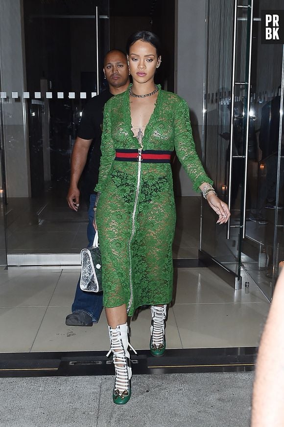 Rihanna ousou com vestido transparente da Versace