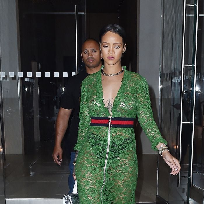 Rihanna ousou com vestido transparente da Versace