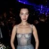 Bella Hadid marcou evento de moda com busto transparente, mostrando os seios