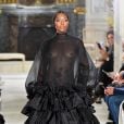 Naomi Campbell desfilou em look transparente em Semana de Moda