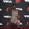 Adut Akech usou look transparente e brilhoso em evento da MTV