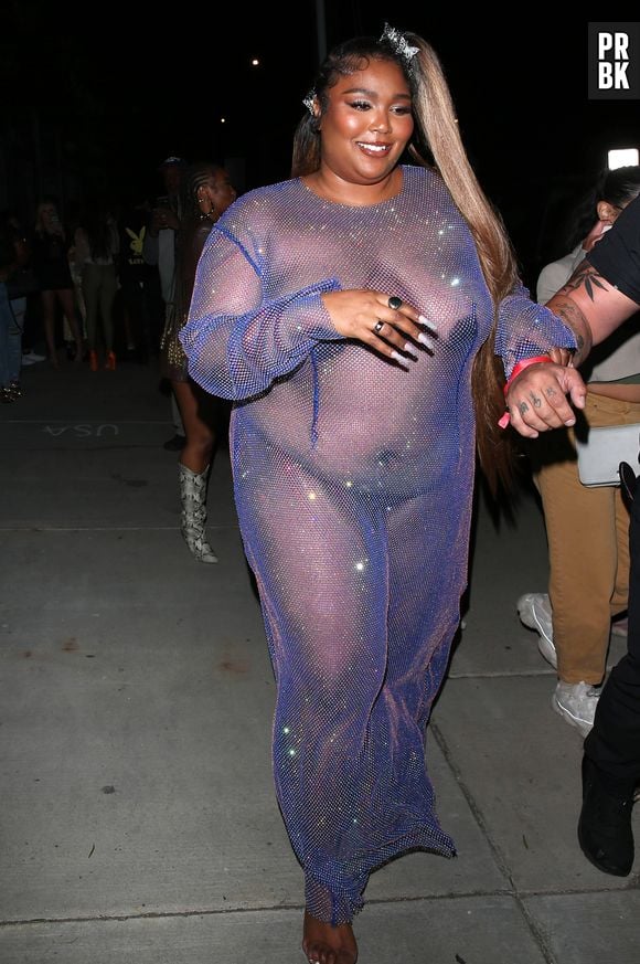 Lizzo apareceu com vestido transparente em aniversário de Cardi B