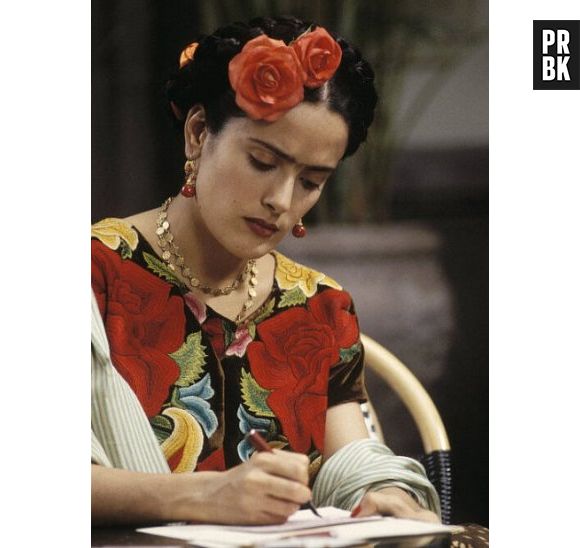 A Frida Kahlo, do filme "Frida", também é uma velha conhecida da galera que curte se fantasiar. Afinal, tem coisa melhor do que colocar um vestido florido e uma coroa de flores e sair por aí se sentindo uma diva? 