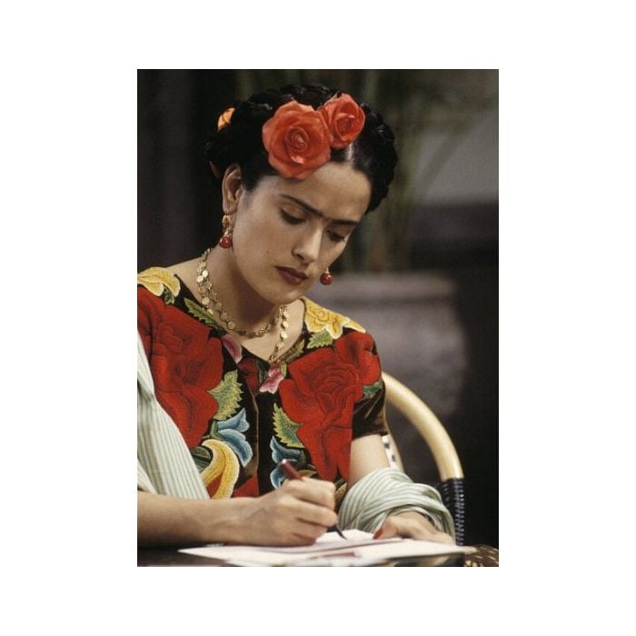  A Frida Kahlo, do filme &quot;Frida&quot;, tamb&amp;eacute;m &amp;eacute; uma velha conhecida da galera que curte se fantasiar. Afinal, tem coisa melhor do que colocar um vestido florido e uma coroa de flores e sair por a&amp;iacute; se sentindo uma diva?&amp;nbsp; 