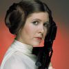Essa vai especialmente para os nerds e geeks. Imagina esbarrar com uma Princesa Leia, de "Star Wars", naquele seu bloco preferido? Incrível, né? Se joga nos coques laterais e voilá!
