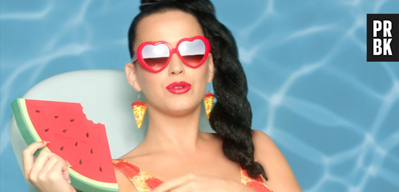 Por usar muitas frutas como acessório em sua carreira, Katy Perry virou "Shui guo jie", ou "irmã da fruta", na China