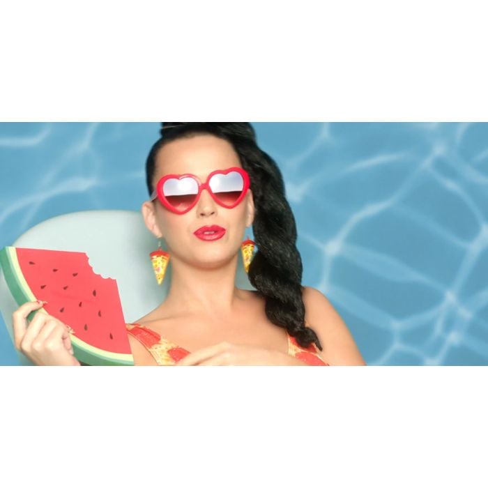  Por usar muitas frutas como acess&amp;oacute;rio em sua carreira, Katy Perry virou &quot;Shui guo jie&quot;, ou &quot;irm&amp;atilde; da fruta&quot;, na China 