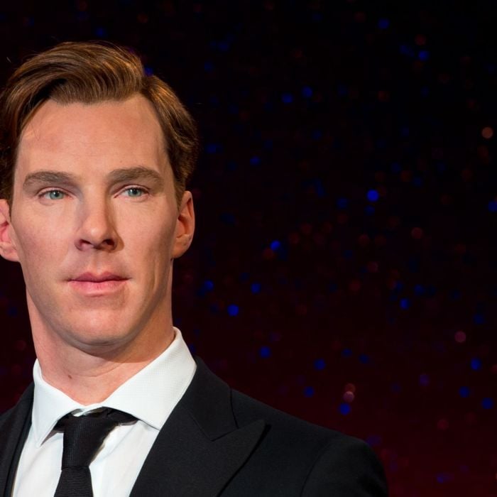  Na China, Benedict Cumberbatch &amp;eacute; apelidado de &quot;juan fu&quot;, &quot;enroladinho aben&amp;ccedil;oado&quot;, por causa do estilo de seu cabelo na s&amp;eacute;rie &quot;Sherlock&quot; 