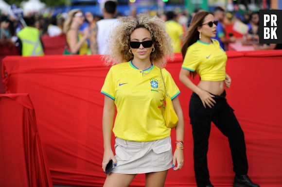 A blogueira Julia Rodrigues se reúne com time de famosos para assistir estreia da Seleção Brasileira na Copa do Mundo no Qatar, no dia 24 de novembro de 2022